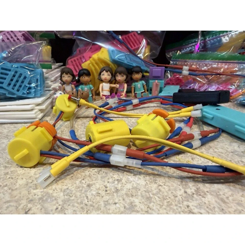 Roominate STEM Building Kit HUGE Lot 4 Motors 2 Lights 8 Figures Parts